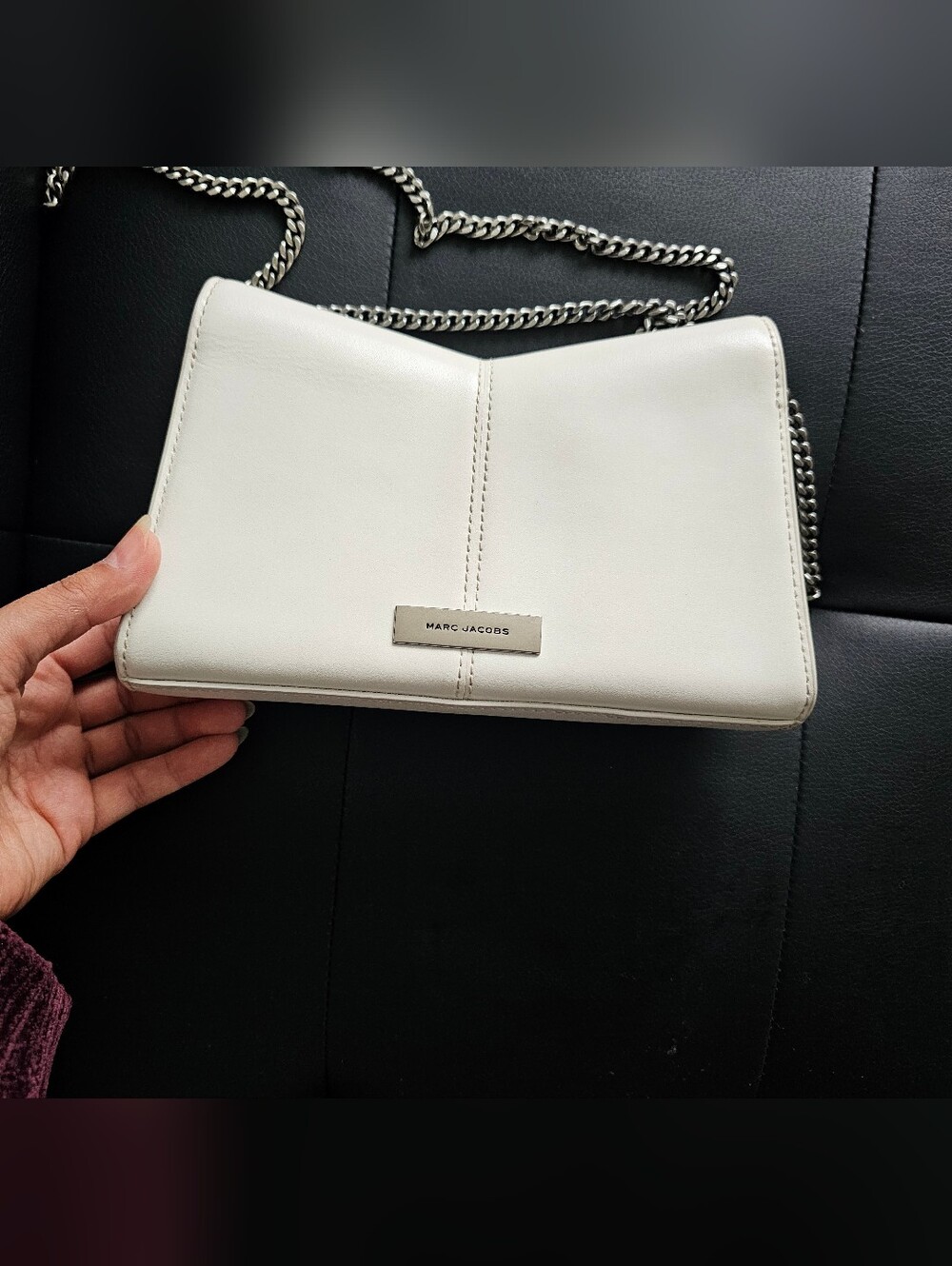 Authentic Marc Jacobs Elegant Shoulder Bag with Chain Strap - Picture 3 of 16